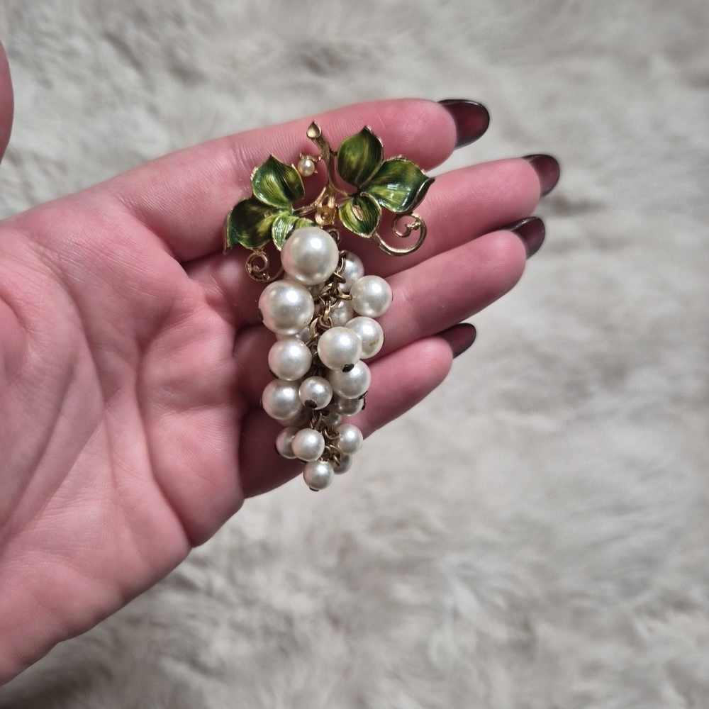 Vintage Grape Brooch Pin Jewelry Faux Pearls Dangly Gold Tone Green Leaves Artsy